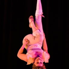 Trapeze act 'Flying'